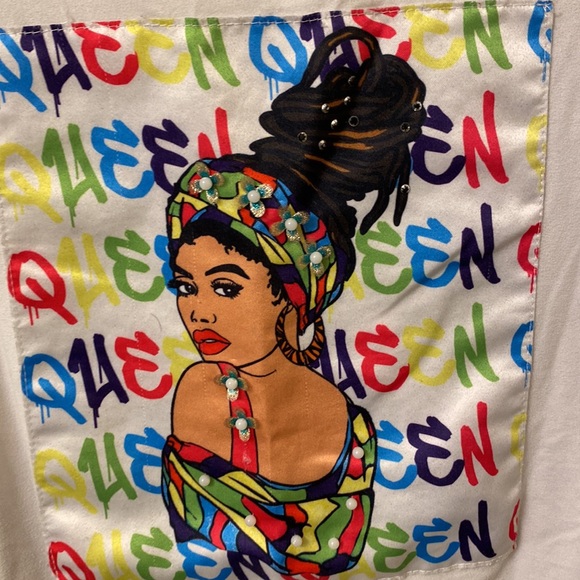 A white shirt with a design - Picture 3 of 4